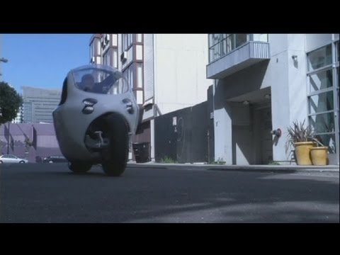 İki tekerli otomobiller yolda