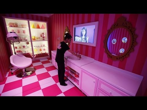 "Barbie Rüya Evi" Berlin'de protestolar eşliğinde açıldı